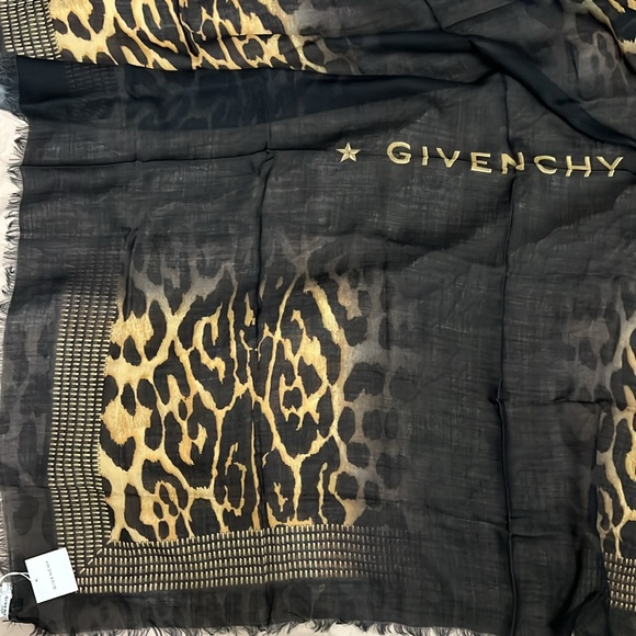 Brand new Givenchy wool 44x44” - Picture 5 of 10